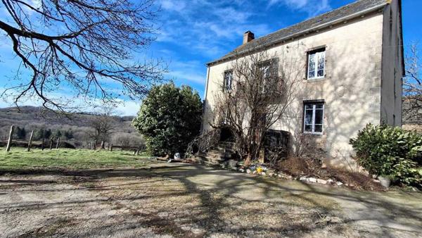 Maison de 180m2 avec dépendance et terrain de 8000m2 185 000 €