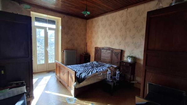 Maison de 180m2 avec dépendance et terrain de 8000m2 185 000 €