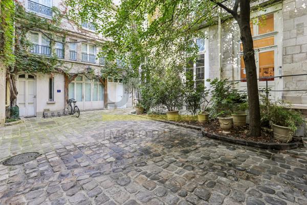 75004 - STUDIO DANS UNE MAGNIFIQUE COPROPRIETE AU COEUR DU MARAIS