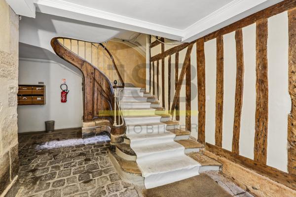 75004 - STUDIO DANS UNE MAGNIFIQUE COPROPRIETE AU COEUR DU MARAIS
