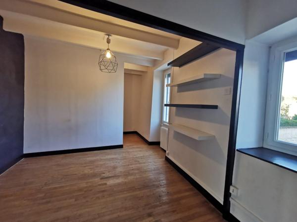 Maison plein centre d'Aigre