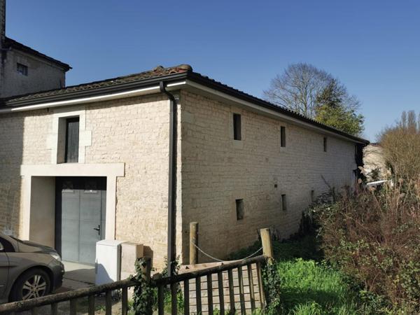 Maison plein centre d'Aigre