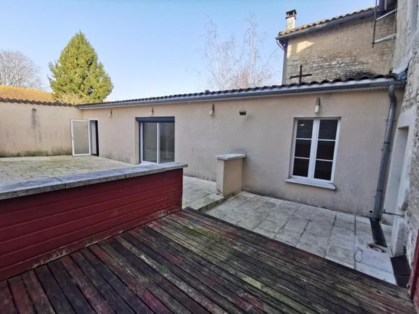 Maison plein centre d'Aigre