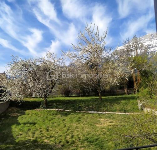 A saisir ce terrain constructible situé au centre du village de Chauffayer sur la commune d'Aubessagne . 
Parcelle de 602 m² , libre constructeur . Idéal pour investissement logements à louer ou pour maison individuelle . 
Exposition Sud , vue montagne 
Non viabilisé mais avec viabilités proches . 
Plus de photos sur demande