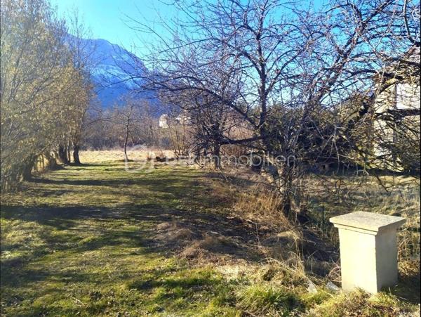 A saisir ce terrain constructible situé au centre du village de Chauffayer sur la commune d'Aubessagne . 
Parcelle de 602 m² , libre constructeur . Idéal pour investissement logements à louer ou pour maison individuelle . 
Exposition Sud , vue montagne 
Non viabilisé mais avec viabilités proches . 
Plus de photos sur demande