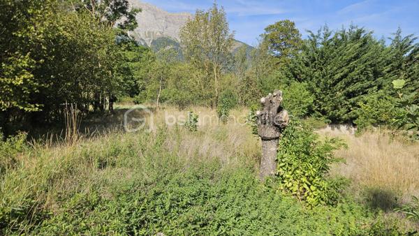 A saisir ce terrain constructible situé au centre du village de Chauffayer sur la commune d'Aubessagne . 
Parcelle de 602 m² , libre constructeur . Idéal pour investissement logements à louer ou pour maison individuelle . 
Exposition Sud , vue montagne 
Non viabilisé mais avec viabilités proches . 
Plus de photos sur demande