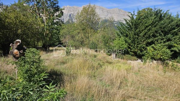 A saisir ce terrain constructible situé au centre du village de Chauffayer sur la commune d'Aubessagne . 
Parcelle de 602 m² , libre constructeur . Idéal pour investissement logements à louer ou pour maison individuelle . 
Exposition Sud , vue montagne 
Non viabilisé mais avec viabilités proches . 
Plus de photos sur demande