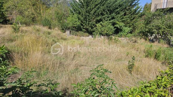 A saisir ce terrain constructible situé au centre du village de Chauffayer sur la commune d'Aubessagne . 
Parcelle de 602 m² , libre constructeur . Idéal pour investissement logements à louer ou pour maison individuelle . 
Exposition Sud , vue montagne 
Non viabilisé mais avec viabilités proches . 
Plus de photos sur demande