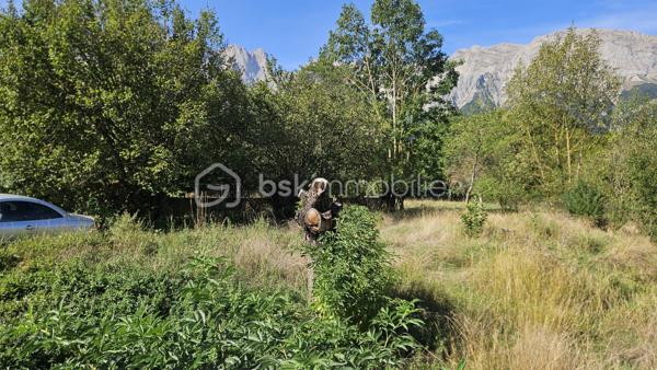 A saisir ce terrain constructible situé au centre du village de Chauffayer sur la commune d'Aubessagne . 
Parcelle de 602 m² , libre constructeur . Idéal pour investissement logements à louer ou pour maison individuelle . 
Exposition Sud , vue montagne 
Non viabilisé mais avec viabilités proches . 
Plus de photos sur demande