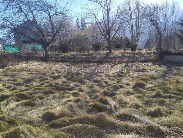 A saisir ce terrain constructible situé au centre du village de Chauffayer sur la commune d'Aubessagne . 
Parcelle de 602 m² , libre constructeur . Idéal pour investissement logements à louer ou pour maison individuelle . 
Exposition Sud , vue montagne 
Non viabilisé mais avec viabilités proches . 
Plus de photos sur demande