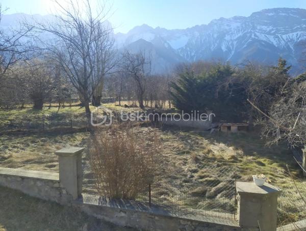 A saisir ce terrain constructible situé au centre du village de Chauffayer sur la commune d'Aubessagne . 
Parcelle de 602 m² , libre constructeur . Idéal pour investissement logements à louer ou pour maison individuelle . 
Exposition Sud , vue montagne 
Non viabilisé mais avec viabilités proches . 
Plus de photos sur demande