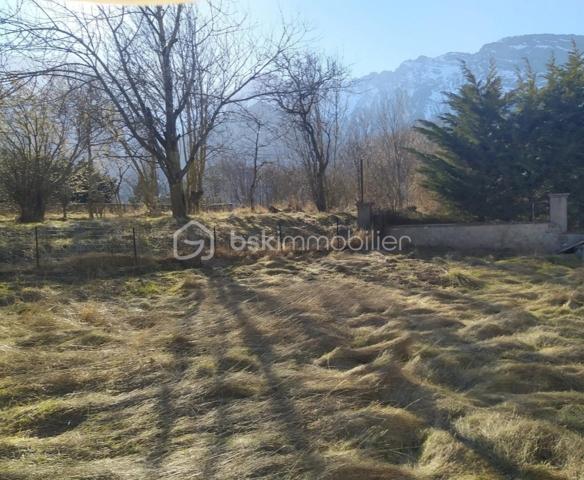 A saisir ce terrain constructible situé au centre du village de Chauffayer sur la commune d'Aubessagne . 
Parcelle de 602 m² , libre constructeur . Idéal pour investissement logements à louer ou pour maison individuelle . 
Exposition Sud , vue montagne 
Non viabilisé mais avec viabilités proches . 
Plus de photos sur demande