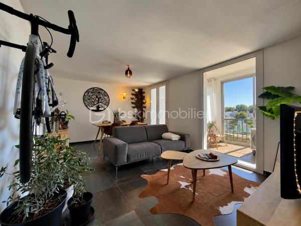 ** AVIGNON EXTRAMUROS ** Appartement entièrement rénové ** Surface habitable 65 m2 ** Véranda de 7m2 ** 
** Box privatif ** DPE en C ** FIBRE OPTIQUE ** CLIMATISATION **

COUP DE COEUR pour cet appartement situé au 4ème et dernier étage, sans ascenseur, d'une petite copropriété sécurisée et calme.
La rénovation récente, la lumière, et le soin apporté aux détails seront autant d'éléments qui sauront vous séduire. 

Un hall d'entrée dessert : 
- Une buanderie offrant du rangement
- Un toilette indépendant
- Deux chambres à la décoration raffinée et chaleureuses 
- Le séjour, semi-ouvert sur la cuisine, donnant accès à une véranda fermée d'environ 7 m2, permettant des moments de détente et un très bel ensoleillement. 

Vous apprécierez : 
Le côté clé en main de l'appartement, où vous n'aurez qu'à poser vos valises, la vue relativement dégagée, la véranda pour profiter du soleil, et la luminosité omniprésente. Enfin, le garage offre un stationnement sûr et d'avantage de rangements.