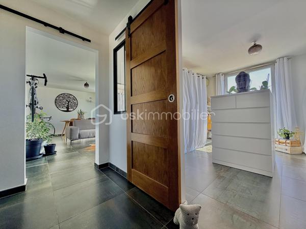 ** AVIGNON EXTRAMUROS ** Appartement entièrement rénové ** Surface habitable 65 m2 ** Véranda de 7m2 ** 
** Box privatif ** DPE en C ** FIBRE OPTIQUE ** CLIMATISATION **

COUP DE COEUR pour cet appartement situé au 4ème et dernier étage, sans ascenseur, d'une petite copropriété sécurisée et calme.
La rénovation récente, la lumière, et le soin apporté aux détails seront autant d'éléments qui sauront vous séduire. 

Un hall d'entrée dessert : 
- Une buanderie offrant du rangement
- Un toilette indépendant
- Deux chambres à la décoration raffinée et chaleureuses 
- Le séjour, semi-ouvert sur la cuisine, donnant accès à une véranda fermée d'environ 7 m2, permettant des moments de détente et un très bel ensoleillement. 

Vous apprécierez : 
Le côté clé en main de l'appartement, où vous n'aurez qu'à poser vos valises, la vue relativement dégagée, la véranda pour profiter du soleil, et la luminosité omniprésente. Enfin, le garage offre un stationnement sûr et d'avantage de rangements.