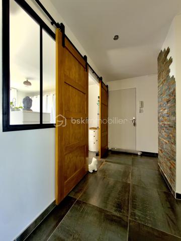 ** AVIGNON EXTRAMUROS ** Appartement entièrement rénové ** Surface habitable 65 m2 ** Véranda de 7m2 ** 
** Box privatif ** DPE en C ** FIBRE OPTIQUE ** CLIMATISATION **

COUP DE COEUR pour cet appartement situé au 4ème et dernier étage, sans ascenseur, d'une petite copropriété sécurisée et calme.
La rénovation récente, la lumière, et le soin apporté aux détails seront autant d'éléments qui sauront vous séduire. 

Un hall d'entrée dessert : 
- Une buanderie offrant du rangement
- Un toilette indépendant
- Deux chambres à la décoration raffinée et chaleureuses 
- Le séjour, semi-ouvert sur la cuisine, donnant accès à une véranda fermée d'environ 7 m2, permettant des moments de détente et un très bel ensoleillement. 

Vous apprécierez : 
Le côté clé en main de l'appartement, où vous n'aurez qu'à poser vos valises, la vue relativement dégagée, la véranda pour profiter du soleil, et la luminosité omniprésente. Enfin, le garage offre un stationnement sûr et d'avantage de rangements.