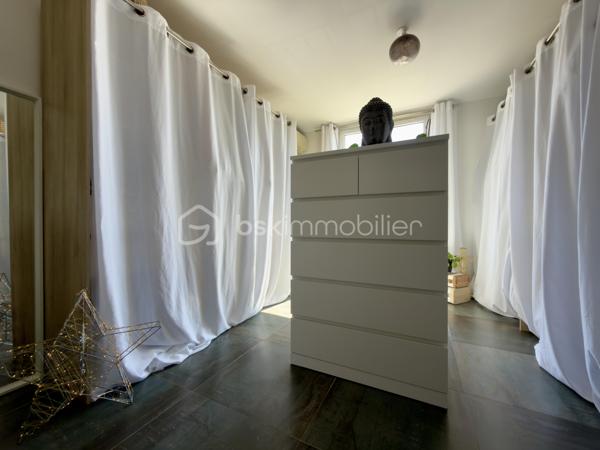 ** AVIGNON EXTRAMUROS ** Appartement entièrement rénové ** Surface habitable 65 m2 ** Véranda de 7m2 ** 
** Box privatif ** DPE en C ** FIBRE OPTIQUE ** CLIMATISATION **

COUP DE COEUR pour cet appartement situé au 4ème et dernier étage, sans ascenseur, d'une petite copropriété sécurisée et calme.
La rénovation récente, la lumière, et le soin apporté aux détails seront autant d'éléments qui sauront vous séduire. 

Un hall d'entrée dessert : 
- Une buanderie offrant du rangement
- Un toilette indépendant
- Deux chambres à la décoration raffinée et chaleureuses 
- Le séjour, semi-ouvert sur la cuisine, donnant accès à une véranda fermée d'environ 7 m2, permettant des moments de détente et un très bel ensoleillement. 

Vous apprécierez : 
Le côté clé en main de l'appartement, où vous n'aurez qu'à poser vos valises, la vue relativement dégagée, la véranda pour profiter du soleil, et la luminosité omniprésente. Enfin, le garage offre un stationnement sûr et d'avantage de rangements.