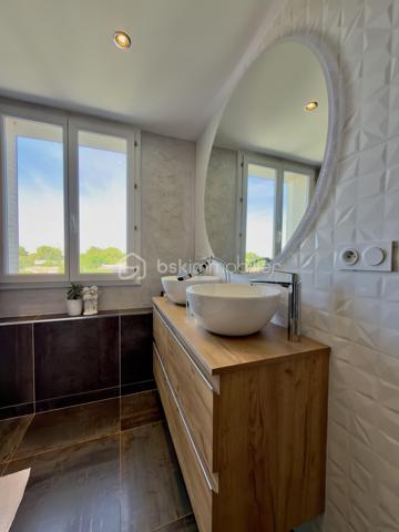 ** AVIGNON EXTRAMUROS ** Appartement entièrement rénové ** Surface habitable 65 m2 ** Véranda de 7m2 ** 
** Box privatif ** DPE en C ** FIBRE OPTIQUE ** CLIMATISATION **

COUP DE COEUR pour cet appartement situé au 4ème et dernier étage, sans ascenseur, d'une petite copropriété sécurisée et calme.
La rénovation récente, la lumière, et le soin apporté aux détails seront autant d'éléments qui sauront vous séduire. 

Un hall d'entrée dessert : 
- Une buanderie offrant du rangement
- Un toilette indépendant
- Deux chambres à la décoration raffinée et chaleureuses 
- Le séjour, semi-ouvert sur la cuisine, donnant accès à une véranda fermée d'environ 7 m2, permettant des moments de détente et un très bel ensoleillement. 

Vous apprécierez : 
Le côté clé en main de l'appartement, où vous n'aurez qu'à poser vos valises, la vue relativement dégagée, la véranda pour profiter du soleil, et la luminosité omniprésente. Enfin, le garage offre un stationnement sûr et d'avantage de rangements.