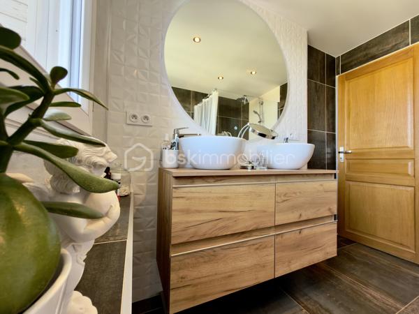 ** AVIGNON EXTRAMUROS ** Appartement entièrement rénové ** Surface habitable 65 m2 ** Véranda de 7m2 ** 
** Box privatif ** DPE en C ** FIBRE OPTIQUE ** CLIMATISATION **

COUP DE COEUR pour cet appartement situé au 4ème et dernier étage, sans ascenseur, d'une petite copropriété sécurisée et calme.
La rénovation récente, la lumière, et le soin apporté aux détails seront autant d'éléments qui sauront vous séduire. 

Un hall d'entrée dessert : 
- Une buanderie offrant du rangement
- Un toilette indépendant
- Deux chambres à la décoration raffinée et chaleureuses 
- Le séjour, semi-ouvert sur la cuisine, donnant accès à une véranda fermée d'environ 7 m2, permettant des moments de détente et un très bel ensoleillement. 

Vous apprécierez : 
Le côté clé en main de l'appartement, où vous n'aurez qu'à poser vos valises, la vue relativement dégagée, la véranda pour profiter du soleil, et la luminosité omniprésente. Enfin, le garage offre un stationnement sûr et d'avantage de rangements.