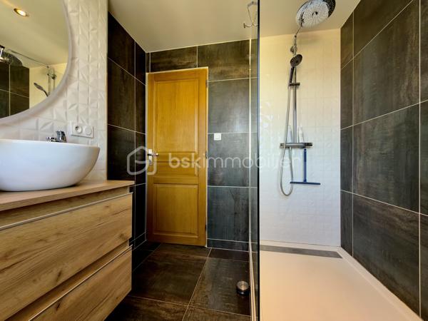 ** AVIGNON EXTRAMUROS ** Appartement entièrement rénové ** Surface habitable 65 m2 ** Véranda de 7m2 ** 
** Box privatif ** DPE en C ** FIBRE OPTIQUE ** CLIMATISATION **

COUP DE COEUR pour cet appartement situé au 4ème et dernier étage, sans ascenseur, d'une petite copropriété sécurisée et calme.
La rénovation récente, la lumière, et le soin apporté aux détails seront autant d'éléments qui sauront vous séduire. 

Un hall d'entrée dessert : 
- Une buanderie offrant du rangement
- Un toilette indépendant
- Deux chambres à la décoration raffinée et chaleureuses 
- Le séjour, semi-ouvert sur la cuisine, donnant accès à une véranda fermée d'environ 7 m2, permettant des moments de détente et un très bel ensoleillement. 

Vous apprécierez : 
Le côté clé en main de l'appartement, où vous n'aurez qu'à poser vos valises, la vue relativement dégagée, la véranda pour profiter du soleil, et la luminosité omniprésente. Enfin, le garage offre un stationnement sûr et d'avantage de rangements.
