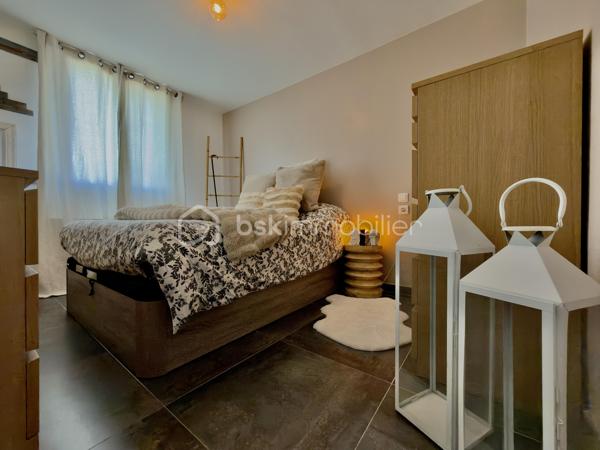 ** AVIGNON EXTRAMUROS ** Appartement entièrement rénové ** Surface habitable 65 m2 ** Véranda de 7m2 ** 
** Box privatif ** DPE en C ** FIBRE OPTIQUE ** CLIMATISATION **

COUP DE COEUR pour cet appartement situé au 4ème et dernier étage, sans ascenseur, d'une petite copropriété sécurisée et calme.
La rénovation récente, la lumière, et le soin apporté aux détails seront autant d'éléments qui sauront vous séduire. 

Un hall d'entrée dessert : 
- Une buanderie offrant du rangement
- Un toilette indépendant
- Deux chambres à la décoration raffinée et chaleureuses 
- Le séjour, semi-ouvert sur la cuisine, donnant accès à une véranda fermée d'environ 7 m2, permettant des moments de détente et un très bel ensoleillement. 

Vous apprécierez : 
Le côté clé en main de l'appartement, où vous n'aurez qu'à poser vos valises, la vue relativement dégagée, la véranda pour profiter du soleil, et la luminosité omniprésente. Enfin, le garage offre un stationnement sûr et d'avantage de rangements.