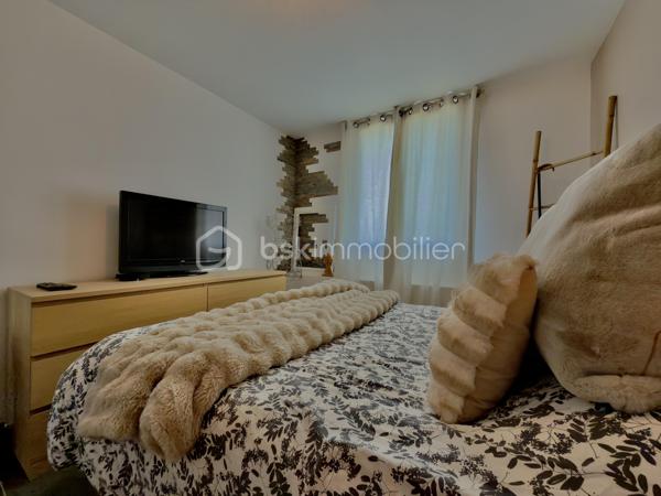 ** AVIGNON EXTRAMUROS ** Appartement entièrement rénové ** Surface habitable 65 m2 ** Véranda de 7m2 ** 
** Box privatif ** DPE en C ** FIBRE OPTIQUE ** CLIMATISATION **

COUP DE COEUR pour cet appartement situé au 4ème et dernier étage, sans ascenseur, d'une petite copropriété sécurisée et calme.
La rénovation récente, la lumière, et le soin apporté aux détails seront autant d'éléments qui sauront vous séduire. 

Un hall d'entrée dessert : 
- Une buanderie offrant du rangement
- Un toilette indépendant
- Deux chambres à la décoration raffinée et chaleureuses 
- Le séjour, semi-ouvert sur la cuisine, donnant accès à une véranda fermée d'environ 7 m2, permettant des moments de détente et un très bel ensoleillement. 

Vous apprécierez : 
Le côté clé en main de l'appartement, où vous n'aurez qu'à poser vos valises, la vue relativement dégagée, la véranda pour profiter du soleil, et la luminosité omniprésente. Enfin, le garage offre un stationnement sûr et d'avantage de rangements.
