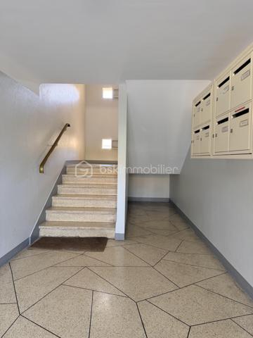 ** AVIGNON EXTRAMUROS ** Appartement entièrement rénové ** Surface habitable 65 m2 ** Véranda de 7m2 ** 
** Box privatif ** DPE en C ** FIBRE OPTIQUE ** CLIMATISATION **

COUP DE COEUR pour cet appartement situé au 4ème et dernier étage, sans ascenseur, d'une petite copropriété sécurisée et calme.
La rénovation récente, la lumière, et le soin apporté aux détails seront autant d'éléments qui sauront vous séduire. 

Un hall d'entrée dessert : 
- Une buanderie offrant du rangement
- Un toilette indépendant
- Deux chambres à la décoration raffinée et chaleureuses 
- Le séjour, semi-ouvert sur la cuisine, donnant accès à une véranda fermée d'environ 7 m2, permettant des moments de détente et un très bel ensoleillement. 

Vous apprécierez : 
Le côté clé en main de l'appartement, où vous n'aurez qu'à poser vos valises, la vue relativement dégagée, la véranda pour profiter du soleil, et la luminosité omniprésente. Enfin, le garage offre un stationnement sûr et d'avantage de rangements.