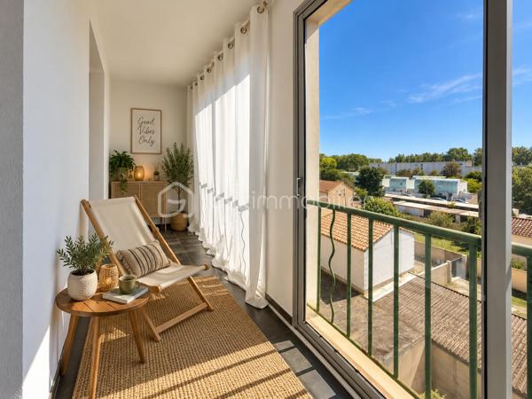 ** AVIGNON EXTRAMUROS ** Appartement entièrement rénové ** Surface habitable 65 m2 ** Véranda de 7m2 ** 
** Box privatif ** DPE en C ** FIBRE OPTIQUE ** CLIMATISATION **

COUP DE COEUR pour cet appartement situé au 4ème et dernier étage, sans ascenseur, d'une petite copropriété sécurisée et calme.
La rénovation récente, la lumière, et le soin apporté aux détails seront autant d'éléments qui sauront vous séduire. 

Un hall d'entrée dessert : 
- Une buanderie offrant du rangement
- Un toilette indépendant
- Deux chambres à la décoration raffinée et chaleureuses 
- Le séjour, semi-ouvert sur la cuisine, donnant accès à une véranda fermée d'environ 7 m2, permettant des moments de détente et un très bel ensoleillement. 

Vous apprécierez : 
Le côté clé en main de l'appartement, où vous n'aurez qu'à poser vos valises, la vue relativement dégagée, la véranda pour profiter du soleil, et la luminosité omniprésente. Enfin, le garage offre un stationnement sûr et d'avantage de rangements.