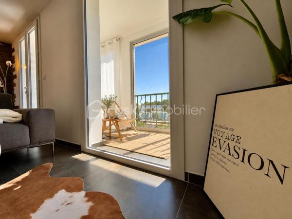 ** AVIGNON EXTRAMUROS ** Appartement entièrement rénové ** Surface habitable 65 m2 ** Véranda de 7m2 ** 
** Box privatif ** DPE en C ** FIBRE OPTIQUE ** CLIMATISATION **

COUP DE COEUR pour cet appartement situé au 4ème et dernier étage, sans ascenseur, d'une petite copropriété sécurisée et calme.
La rénovation récente, la lumière, et le soin apporté aux détails seront autant d'éléments qui sauront vous séduire. 

Un hall d'entrée dessert : 
- Une buanderie offrant du rangement
- Un toilette indépendant
- Deux chambres à la décoration raffinée et chaleureuses 
- Le séjour, semi-ouvert sur la cuisine, donnant accès à une véranda fermée d'environ 7 m2, permettant des moments de détente et un très bel ensoleillement. 

Vous apprécierez : 
Le côté clé en main de l'appartement, où vous n'aurez qu'à poser vos valises, la vue relativement dégagée, la véranda pour profiter du soleil, et la luminosité omniprésente. Enfin, le garage offre un stationnement sûr et d'avantage de rangements.