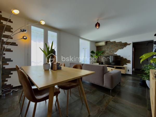 ** AVIGNON EXTRAMUROS ** Appartement entièrement rénové ** Surface habitable 65 m2 ** Véranda de 7m2 ** 
** Box privatif ** DPE en C ** FIBRE OPTIQUE ** CLIMATISATION **

COUP DE COEUR pour cet appartement situé au 4ème et dernier étage, sans ascenseur, d'une petite copropriété sécurisée et calme.
La rénovation récente, la lumière, et le soin apporté aux détails seront autant d'éléments qui sauront vous séduire. 

Un hall d'entrée dessert : 
- Une buanderie offrant du rangement
- Un toilette indépendant
- Deux chambres à la décoration raffinée et chaleureuses 
- Le séjour, semi-ouvert sur la cuisine, donnant accès à une véranda fermée d'environ 7 m2, permettant des moments de détente et un très bel ensoleillement. 

Vous apprécierez : 
Le côté clé en main de l'appartement, où vous n'aurez qu'à poser vos valises, la vue relativement dégagée, la véranda pour profiter du soleil, et la luminosité omniprésente. Enfin, le garage offre un stationnement sûr et d'avantage de rangements.