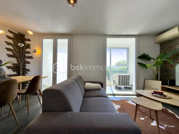 ** AVIGNON EXTRAMUROS ** Appartement entièrement rénové ** Surface habitable 65 m2 ** Véranda de 7m2 ** 
** Box privatif ** DPE en C ** FIBRE OPTIQUE ** CLIMATISATION **

COUP DE COEUR pour cet appartement situé au 4ème et dernier étage, sans ascenseur, d'une petite copropriété sécurisée et calme.
La rénovation récente, la lumière, et le soin apporté aux détails seront autant d'éléments qui sauront vous séduire. 

Un hall d'entrée dessert : 
- Une buanderie offrant du rangement
- Un toilette indépendant
- Deux chambres à la décoration raffinée et chaleureuses 
- Le séjour, semi-ouvert sur la cuisine, donnant accès à une véranda fermée d'environ 7 m2, permettant des moments de détente et un très bel ensoleillement. 

Vous apprécierez : 
Le côté clé en main de l'appartement, où vous n'aurez qu'à poser vos valises, la vue relativement dégagée, la véranda pour profiter du soleil, et la luminosité omniprésente. Enfin, le garage offre un stationnement sûr et d'avantage de rangements.
