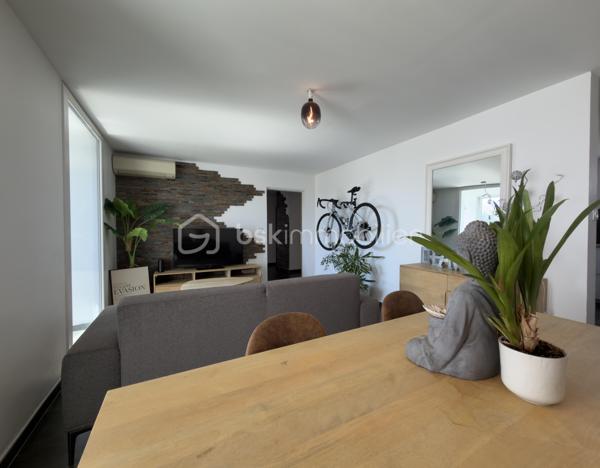 ** AVIGNON EXTRAMUROS ** Appartement entièrement rénové ** Surface habitable 65 m2 ** Véranda de 7m2 ** 
** Box privatif ** DPE en C ** FIBRE OPTIQUE ** CLIMATISATION **

COUP DE COEUR pour cet appartement situé au 4ème et dernier étage, sans ascenseur, d'une petite copropriété sécurisée et calme.
La rénovation récente, la lumière, et le soin apporté aux détails seront autant d'éléments qui sauront vous séduire. 

Un hall d'entrée dessert : 
- Une buanderie offrant du rangement
- Un toilette indépendant
- Deux chambres à la décoration raffinée et chaleureuses 
- Le séjour, semi-ouvert sur la cuisine, donnant accès à une véranda fermée d'environ 7 m2, permettant des moments de détente et un très bel ensoleillement. 

Vous apprécierez : 
Le côté clé en main de l'appartement, où vous n'aurez qu'à poser vos valises, la vue relativement dégagée, la véranda pour profiter du soleil, et la luminosité omniprésente. Enfin, le garage offre un stationnement sûr et d'avantage de rangements.