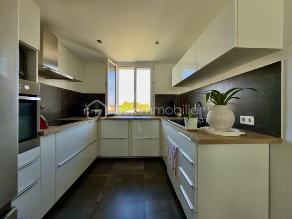 ** AVIGNON EXTRAMUROS ** Appartement entièrement rénové ** Surface habitable 65 m2 ** Véranda de 7m2 ** 
** Box privatif ** DPE en C ** FIBRE OPTIQUE ** CLIMATISATION **

COUP DE COEUR pour cet appartement situé au 4ème et dernier étage, sans ascenseur, d'une petite copropriété sécurisée et calme.
La rénovation récente, la lumière, et le soin apporté aux détails seront autant d'éléments qui sauront vous séduire. 

Un hall d'entrée dessert : 
- Une buanderie offrant du rangement
- Un toilette indépendant
- Deux chambres à la décoration raffinée et chaleureuses 
- Le séjour, semi-ouvert sur la cuisine, donnant accès à une véranda fermée d'environ 7 m2, permettant des moments de détente et un très bel ensoleillement. 

Vous apprécierez : 
Le côté clé en main de l'appartement, où vous n'aurez qu'à poser vos valises, la vue relativement dégagée, la véranda pour profiter du soleil, et la luminosité omniprésente. Enfin, le garage offre un stationnement sûr et d'avantage de rangements.