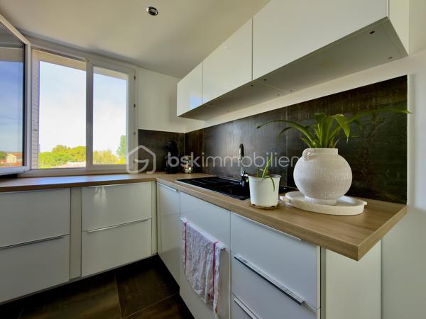 ** AVIGNON EXTRAMUROS ** Appartement entièrement rénové ** Surface habitable 65 m2 ** Véranda de 7m2 ** 
** Box privatif ** DPE en C ** FIBRE OPTIQUE ** CLIMATISATION **

COUP DE COEUR pour cet appartement situé au 4ème et dernier étage, sans ascenseur, d'une petite copropriété sécurisée et calme.
La rénovation récente, la lumière, et le soin apporté aux détails seront autant d'éléments qui sauront vous séduire. 

Un hall d'entrée dessert : 
- Une buanderie offrant du rangement
- Un toilette indépendant
- Deux chambres à la décoration raffinée et chaleureuses 
- Le séjour, semi-ouvert sur la cuisine, donnant accès à une véranda fermée d'environ 7 m2, permettant des moments de détente et un très bel ensoleillement. 

Vous apprécierez : 
Le côté clé en main de l'appartement, où vous n'aurez qu'à poser vos valises, la vue relativement dégagée, la véranda pour profiter du soleil, et la luminosité omniprésente. Enfin, le garage offre un stationnement sûr et d'avantage de rangements.