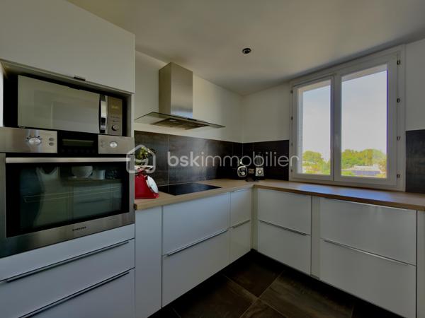 ** AVIGNON EXTRAMUROS ** Appartement entièrement rénové ** Surface habitable 65 m2 ** Véranda de 7m2 ** 
** Box privatif ** DPE en C ** FIBRE OPTIQUE ** CLIMATISATION **

COUP DE COEUR pour cet appartement situé au 4ème et dernier étage, sans ascenseur, d'une petite copropriété sécurisée et calme.
La rénovation récente, la lumière, et le soin apporté aux détails seront autant d'éléments qui sauront vous séduire. 

Un hall d'entrée dessert : 
- Une buanderie offrant du rangement
- Un toilette indépendant
- Deux chambres à la décoration raffinée et chaleureuses 
- Le séjour, semi-ouvert sur la cuisine, donnant accès à une véranda fermée d'environ 7 m2, permettant des moments de détente et un très bel ensoleillement. 

Vous apprécierez : 
Le côté clé en main de l'appartement, où vous n'aurez qu'à poser vos valises, la vue relativement dégagée, la véranda pour profiter du soleil, et la luminosité omniprésente. Enfin, le garage offre un stationnement sûr et d'avantage de rangements.