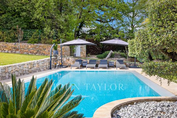 Villa rénovée avec un studio indépendant à louer à Valbonne - Domaine privé, piscine chauffée, 6 chambres