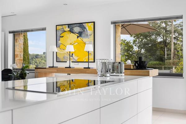 Villa rénovée avec un studio indépendant à louer à Valbonne - Domaine privé, piscine chauffée, 6 chambres