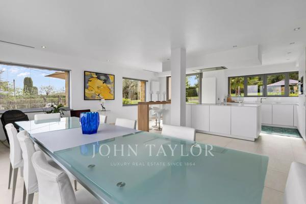 Villa rénovée avec un studio indépendant à louer à Valbonne - Domaine privé, piscine chauffée, 6 chambres