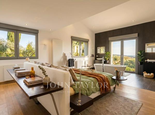 Villa rénovée avec un studio indépendant à louer à Valbonne - Domaine privé, piscine chauffée, 6 chambres