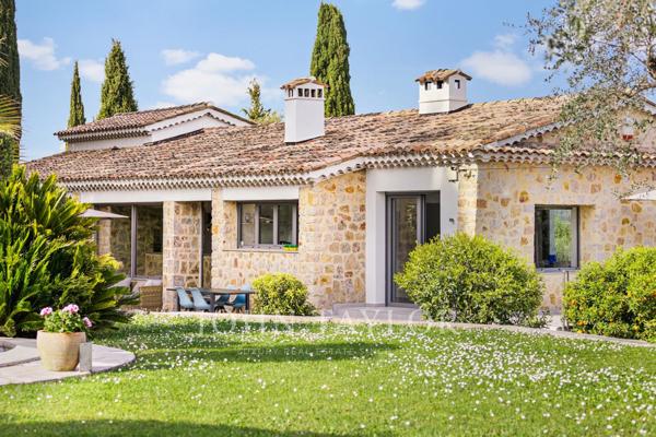Villa rénovée avec un studio indépendant à louer à Valbonne - Domaine privé, piscine chauffée, 6 chambres