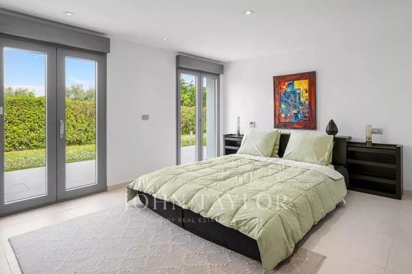 Villa rénovée avec un studio indépendant à louer à Valbonne - Domaine privé, piscine chauffée, 6 chambres