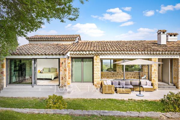 Villa rénovée avec un studio indépendant à louer à Valbonne - Domaine privé, piscine chauffée, 6 chambres