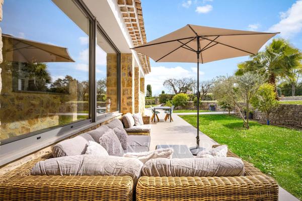 Villa rénovée avec un studio indépendant à louer à Valbonne - Domaine privé, piscine chauffée, 6 chambres