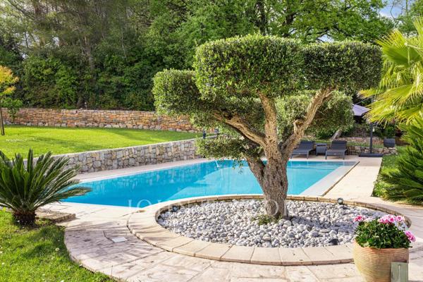 Villa rénovée avec un studio indépendant à louer à Valbonne - Domaine privé, piscine chauffée, 6 chambres