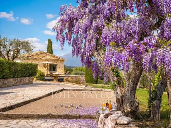 Villa rénovée avec un studio indépendant à louer à Valbonne - Domaine privé, piscine chauffée, 6 chambres