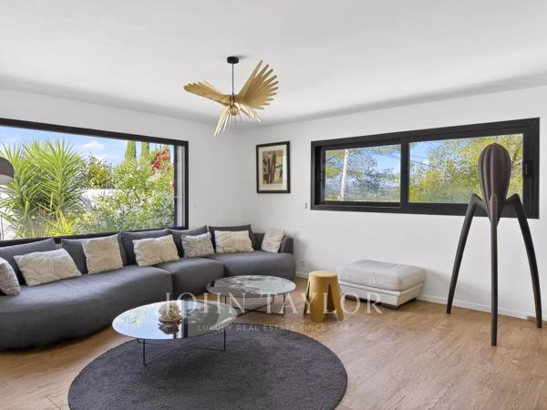 Villa contemporaine avec piscine à Saint-Cyr-sur-Mer