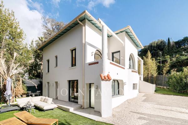 Villa contemporaine rénovée avec piscine intérieure