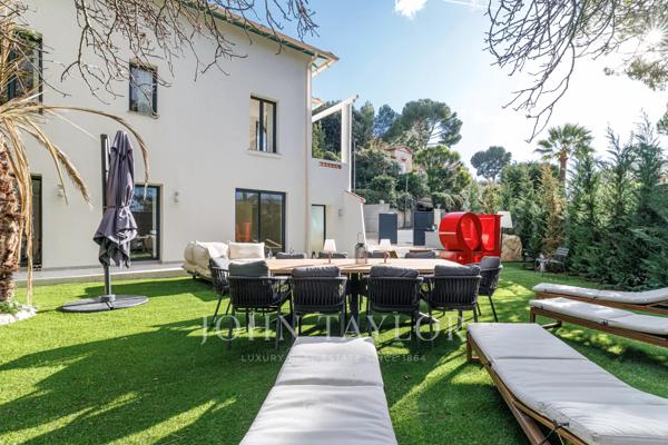 Villa contemporaine rénovée avec piscine intérieure