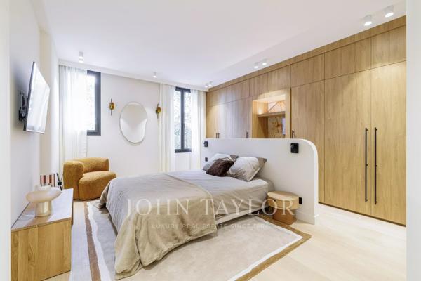 Villa contemporaine rénovée avec piscine intérieure