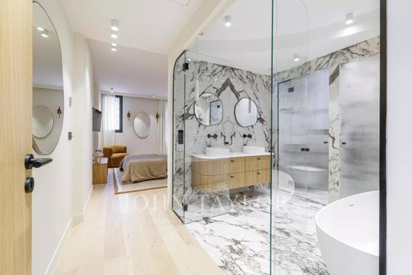 Villa contemporaine rénovée avec piscine intérieure