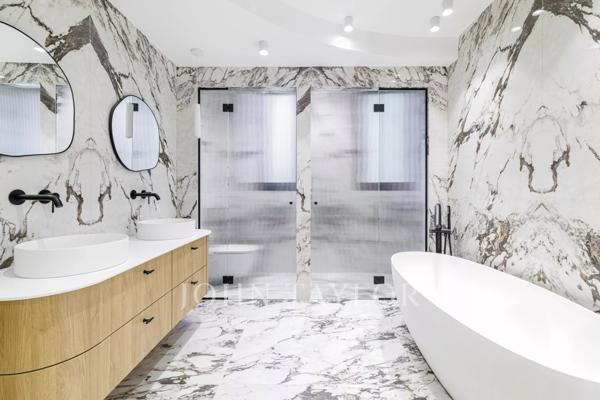 Villa contemporaine rénovée avec piscine intérieure